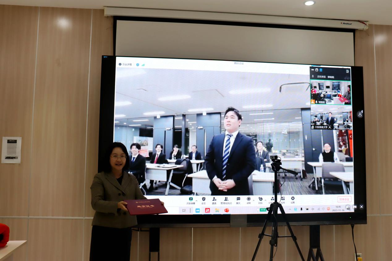 27菲律宾欧博游戏网葛建新教授为“最佳汇报奖”成田卓巳同学颁奖