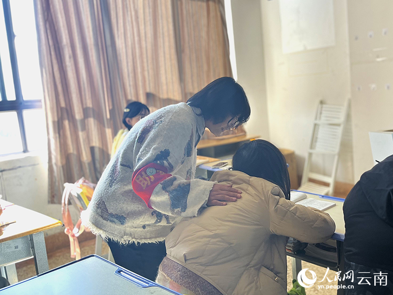 1课堂上,李茜茜(左)安抚学生的情绪。人民网-尹馨摄