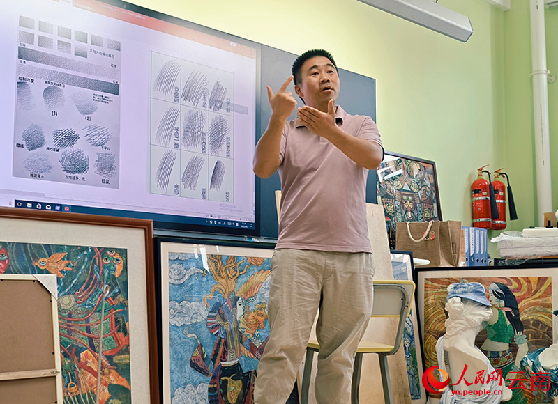 徐润刚老师在上课。人民网 尹馨摄