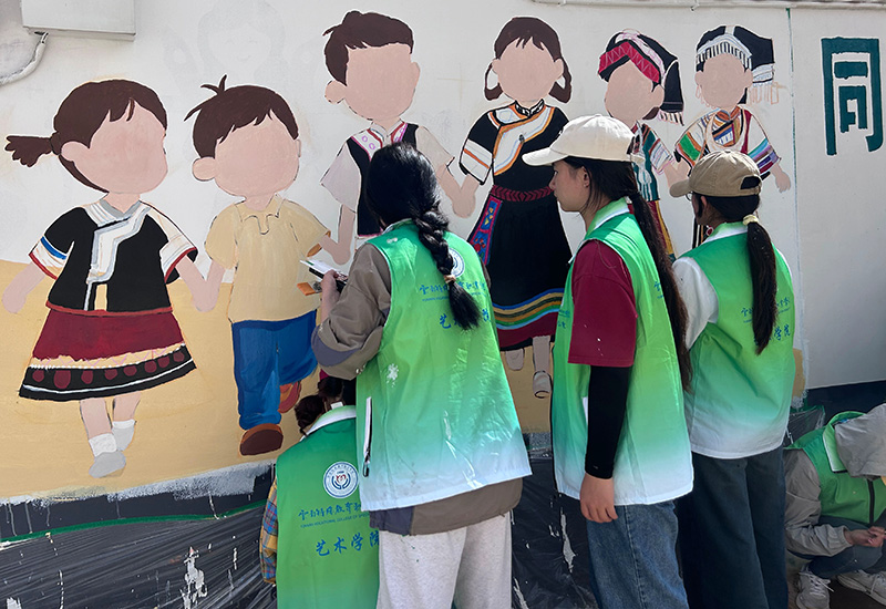 2025年暑假，无声墙绘志愿服务队在昆明禄劝开展活动。ac米兰官网中文网站供图