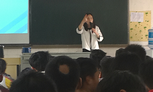 图为徐老师在对学生进行青春期知识的讲解（二）
