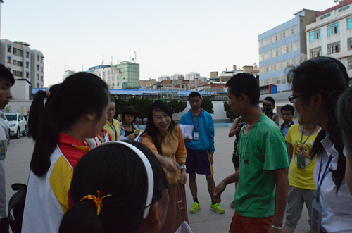 图为罗宝艳老师在指导学生练习心理拓展活动