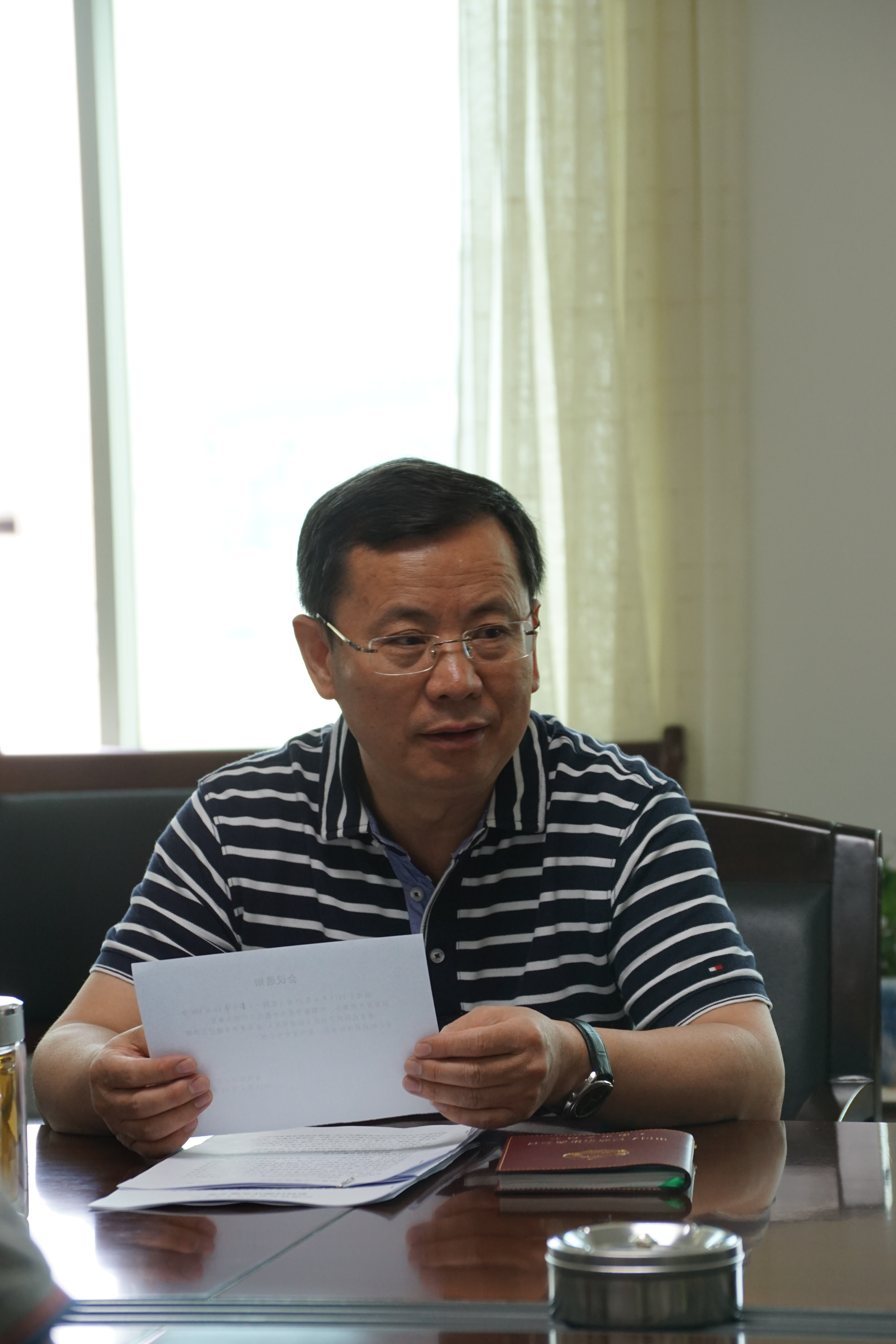 图为王兴宁理事长做总结发言