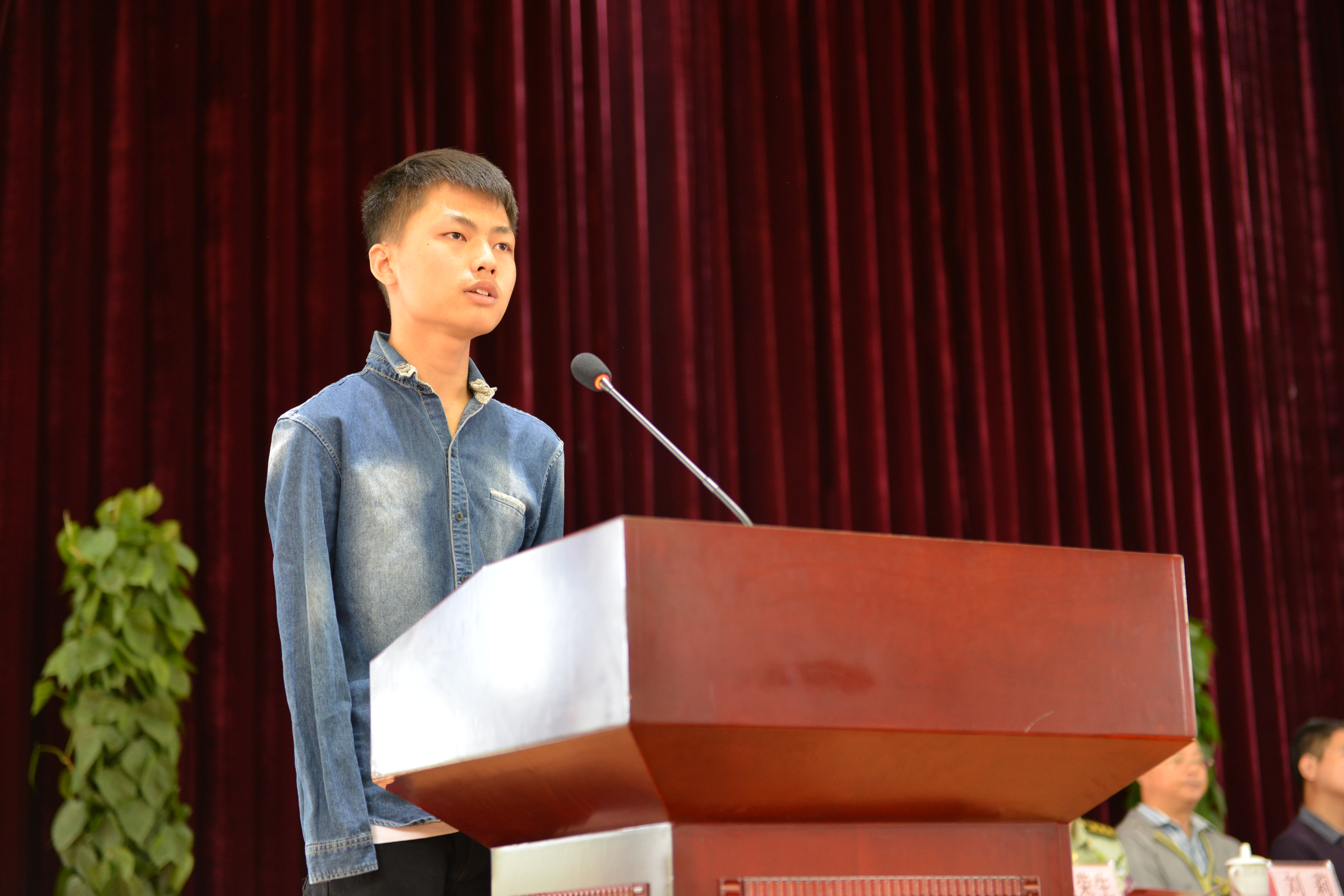 图为新生代表-15级电子商务1班李荣同学发言