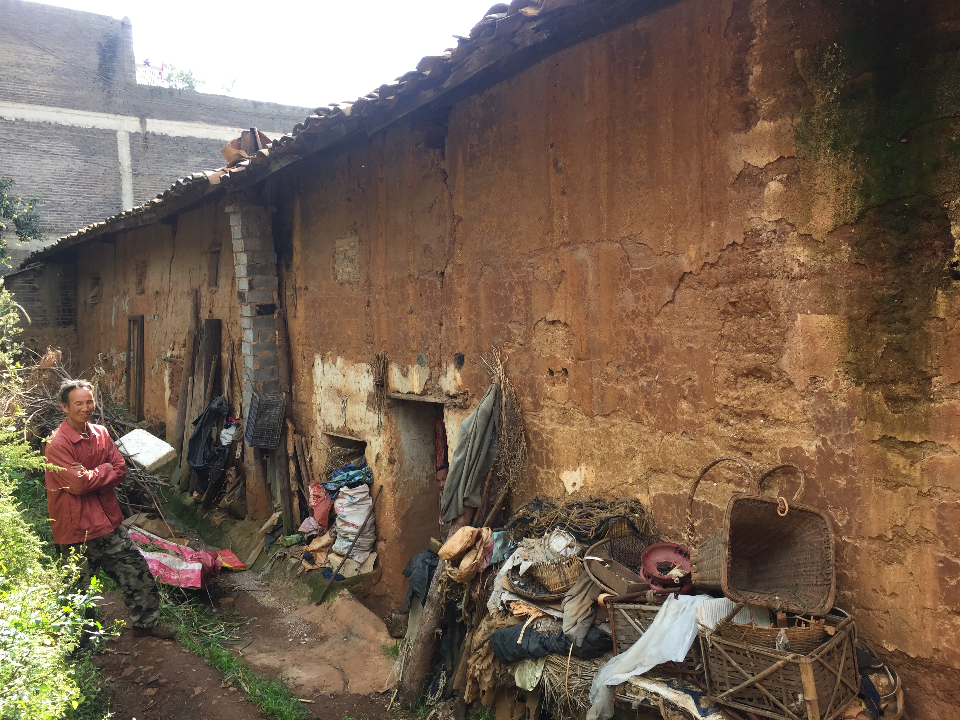 图为深入贫困户家中了解情况