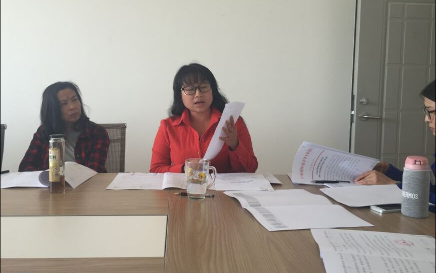 图为学校国有资产清查工作领导小组的办公室主任（财务科李莎曼副科长）讲解具体业务工作